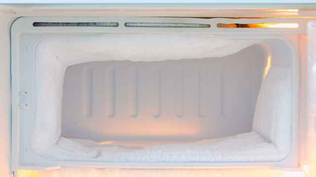 El sencillo truco del papel de aluminio para retirar el hielo del congelador