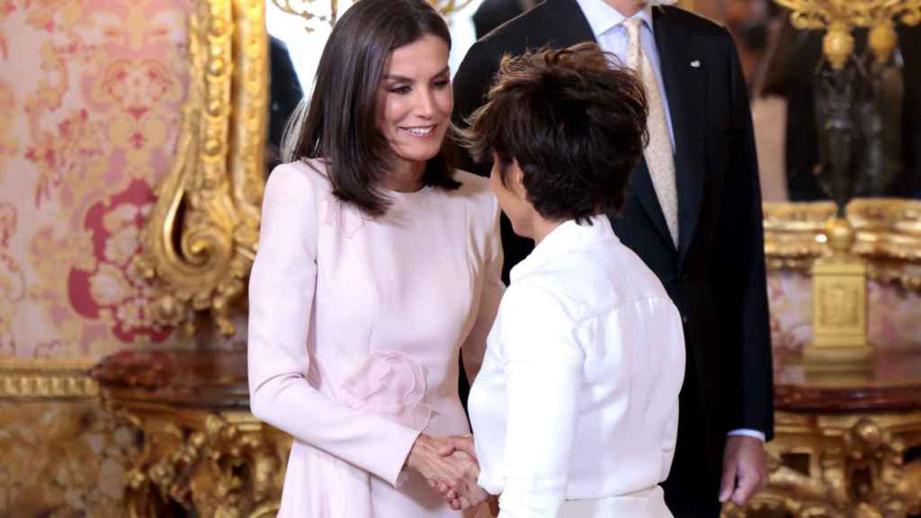 Letizia y su gran amiga Sonsoles Ónega en el Palacio Real este miércoles a mediodía.