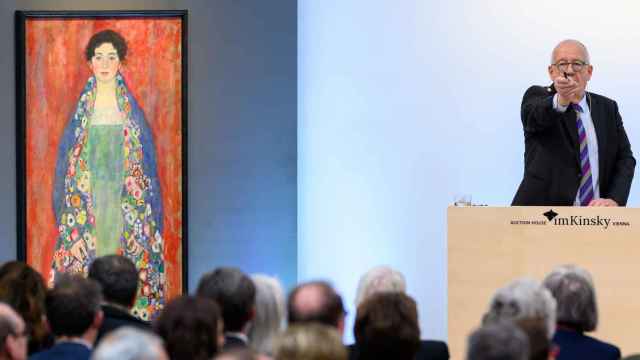El subastador Michael Kovacek dirigiendo la subasta de la pintura 'El retrato de la señorita Lieser' del artista austriaco Gustav Klimt en la Casa de Subastas de Arte Kinsky en Viena (Austria).