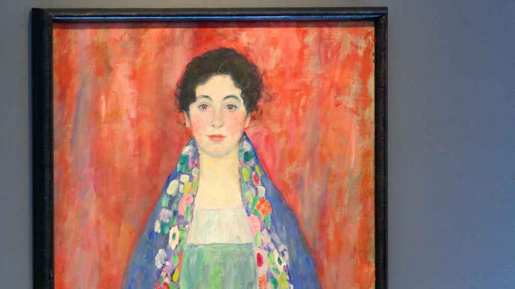 El subastador Michael Kovacek dirigiendo la subasta de la pintura 'El retrato de la señorita Lieser' del artista austriaco Gustav Klimt en la Casa de Subastas de Arte Kinsky en Viena (Austria).