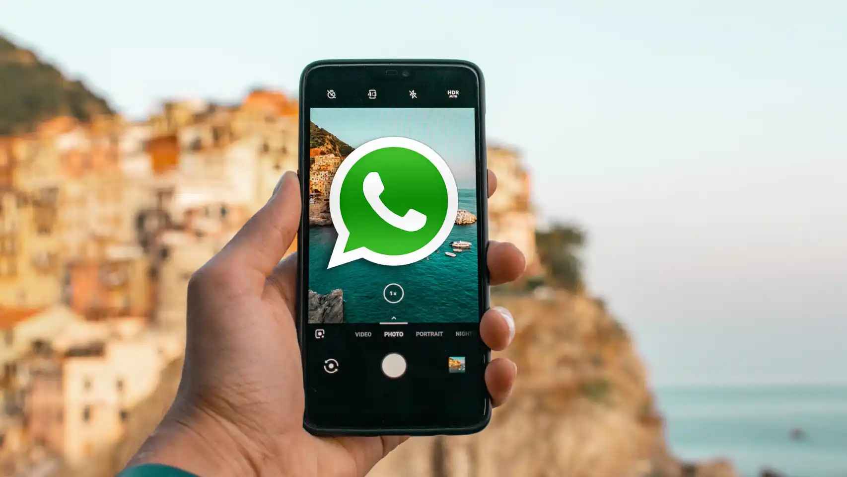 El logo de WhatsApp en la app de cámara de un móvil