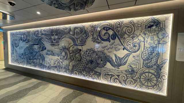 El mural de cerámica talaverana instalado en el crucero.
