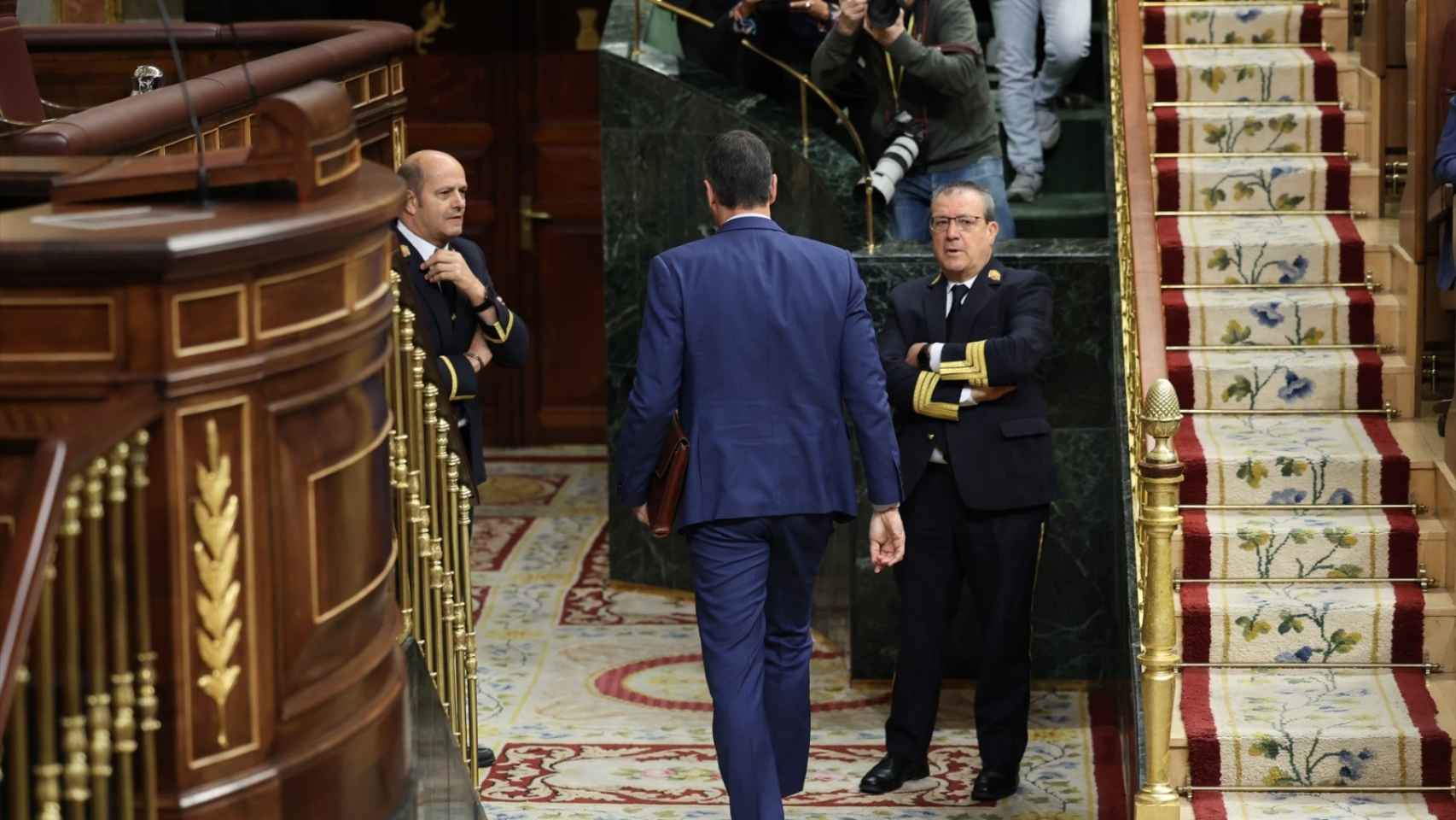 El presidente del Gobierno, Pedro Sánchez, sale del hemiciclo del Congreso de los Diputados tras la Sesión de Control del pasado miércoles.