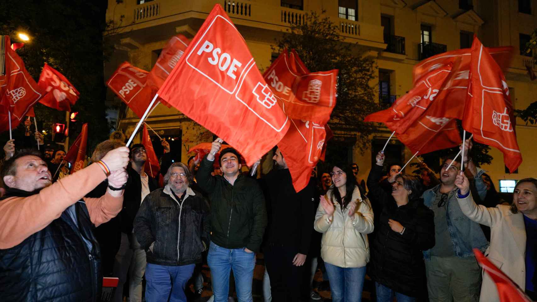 Convocan este sábado dos manifestaciones en Ferraz en favor y en contra de Pedro Sánchez