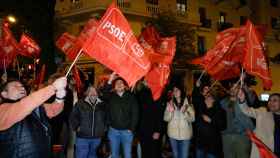 Cerca de medio centenar de simpatizantes socialistas se manifiestan a las puertas de Ferraz en apoyo a Sánchez.