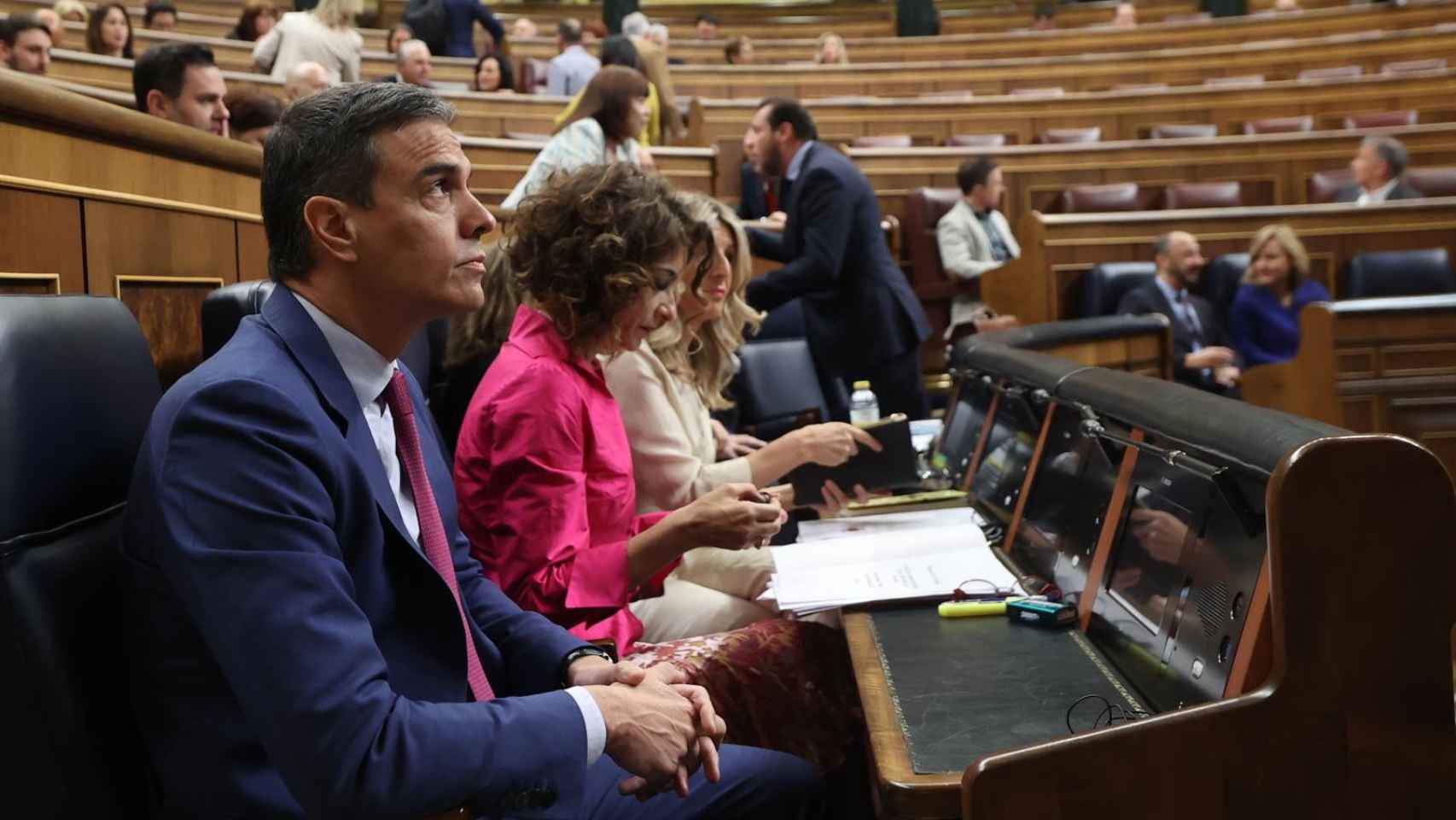 Pedro Sánchez, junto a María Jesús Montero, este miércoles en el Congreso de los Diputados.