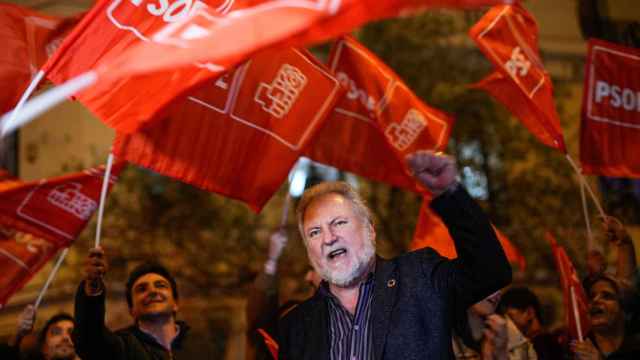 Manifestación de apoyo a Pedro Sánchez en la sede del PSOE de Ferraz, este miércoles por la noche.