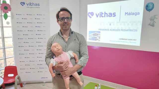 El pediatra Enrique Sánchez, de Vithas Málaga, en el taller para familias.