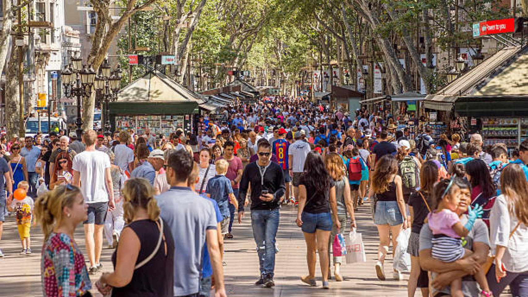 Personas andando por una calle de Barcelona