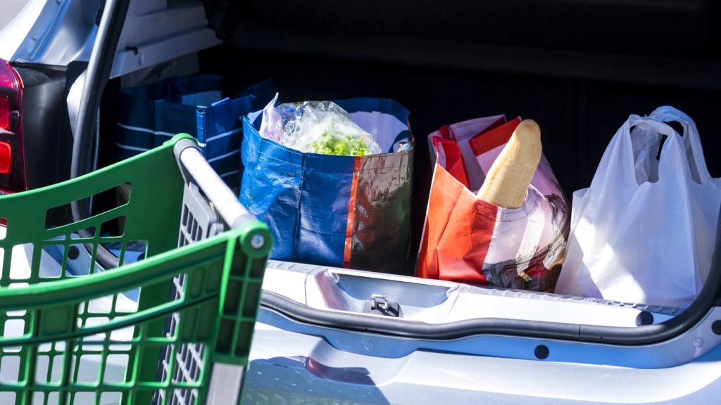 Bolsas de la compra en un maletero.