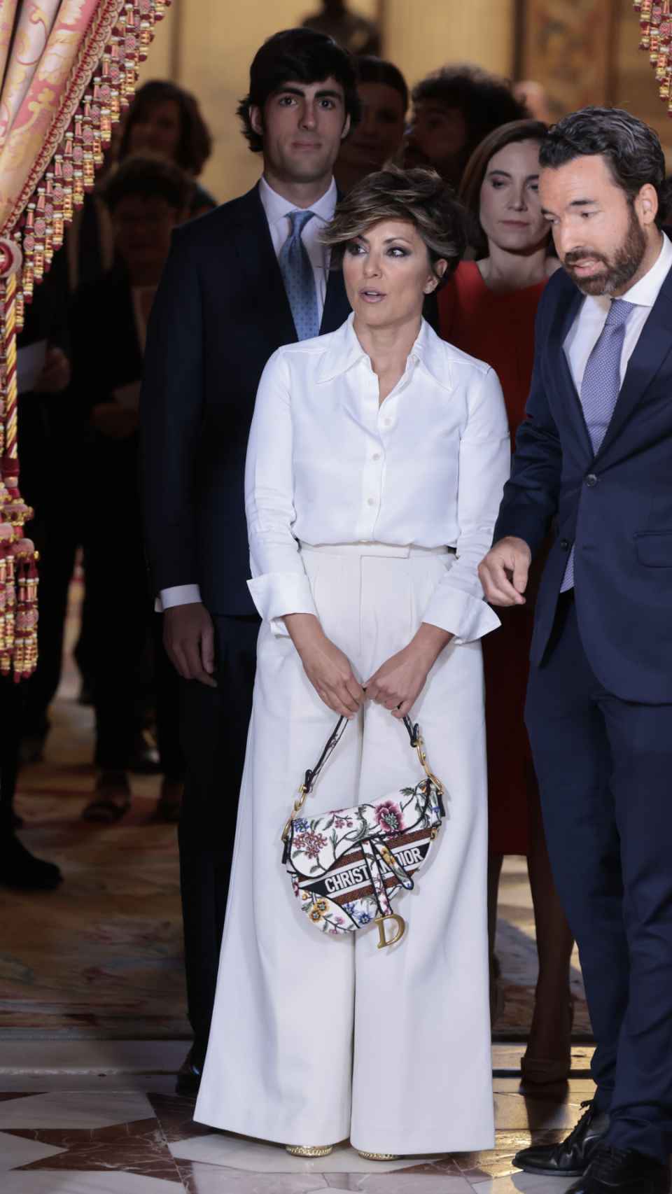La escritora, de blanco con bolso de Dior.