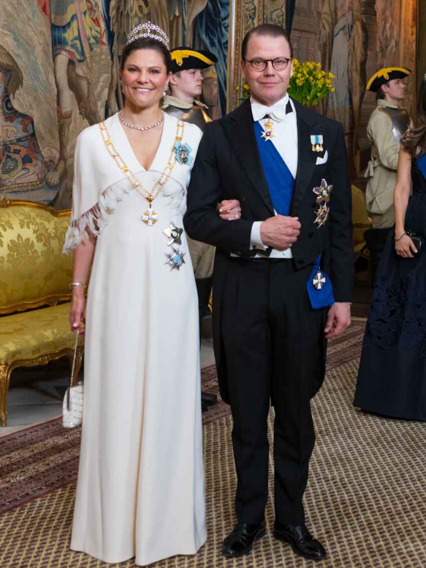 La princesa Victoria, de blanco, junto a su marido, Daniel Westling.
