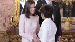El cariñoso saludo de Sonsoles Ónega y Letizia y el vestido ganador de Isabel Díaz Ayuso en la recepción del Palacio Real