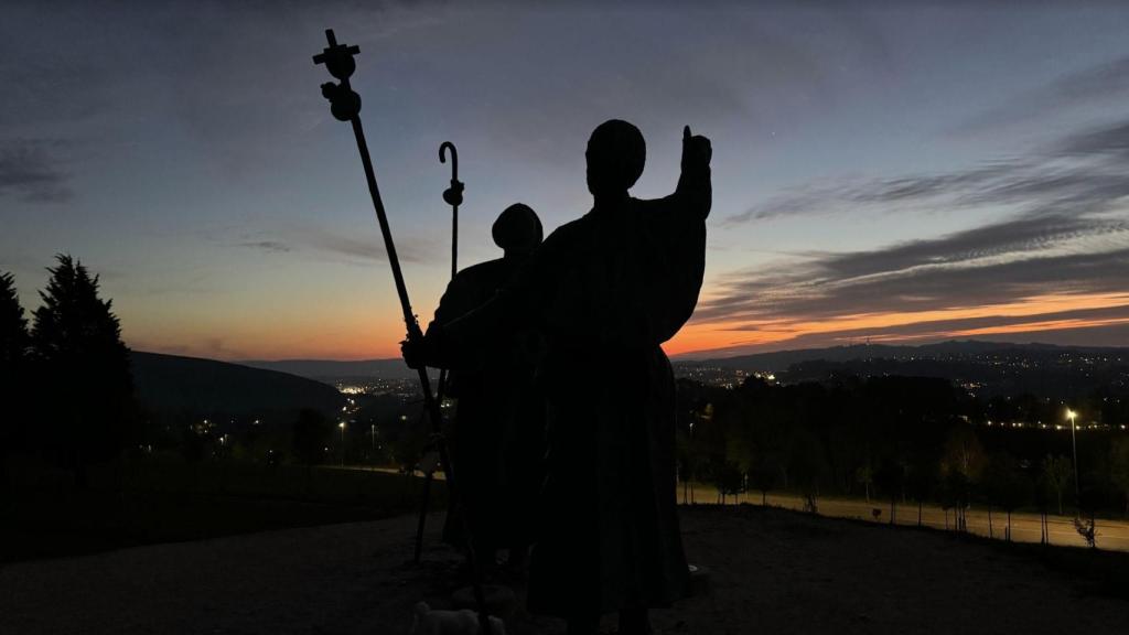 Atardecer en la estatua de los peregrinos, en el Monte del Gozo.