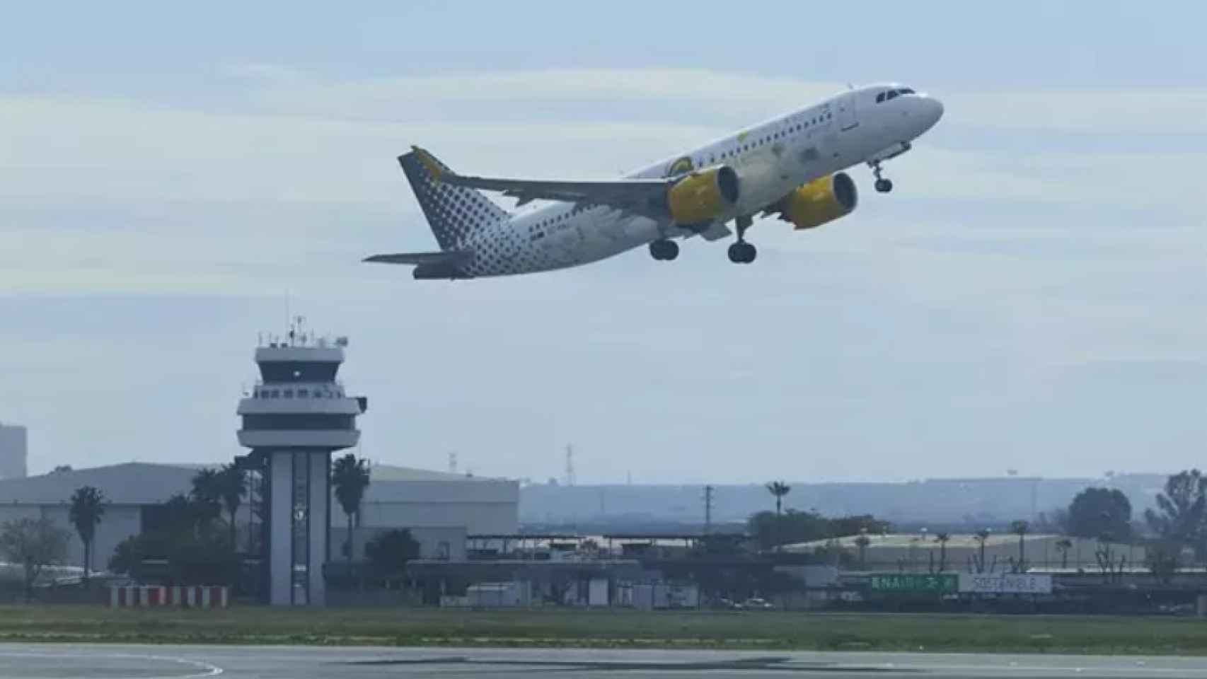 Un avión despega desde el aeropuerto de Sevilla.