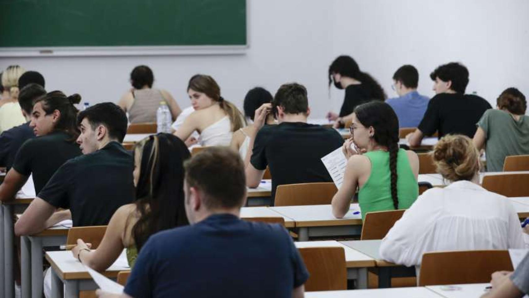 Imagen de archivo de estudiantes en clase.