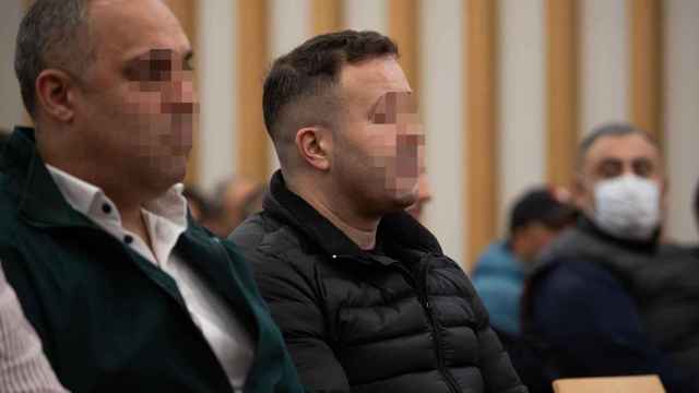 El acusado Juan Carlos Santórum (d) en el banquillo de la Audiencia de Pontevedra, en Vigo.