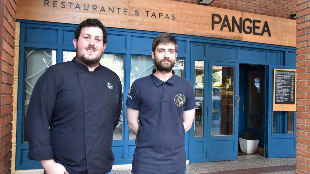 Guillermo y David frente a su restaurante