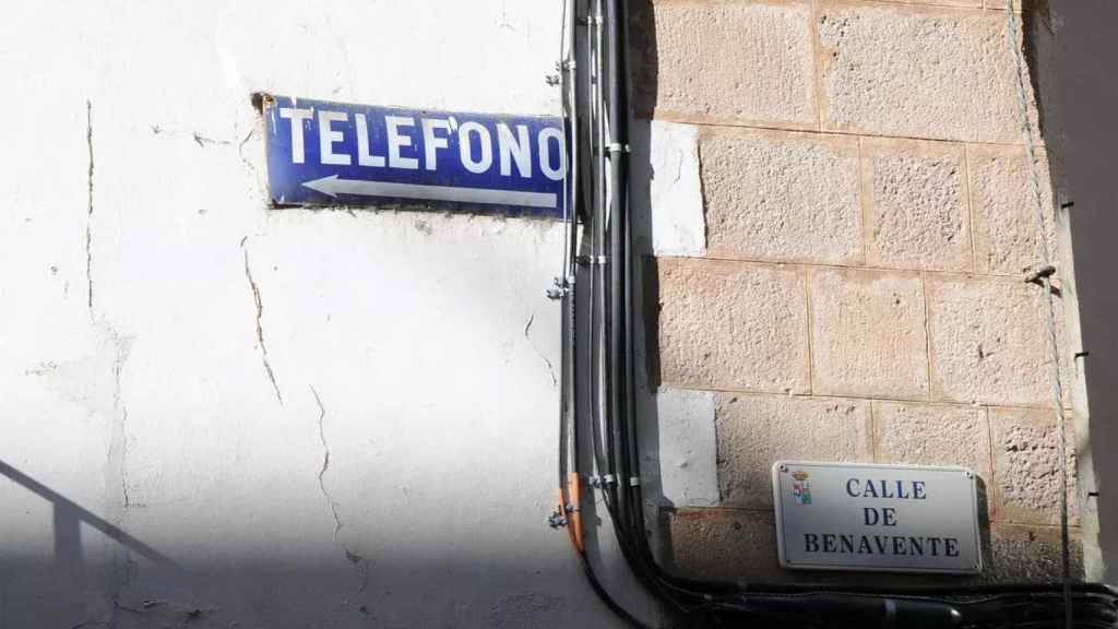 Cartel de 'Teléfonos' en la calle Benavente de Zamora