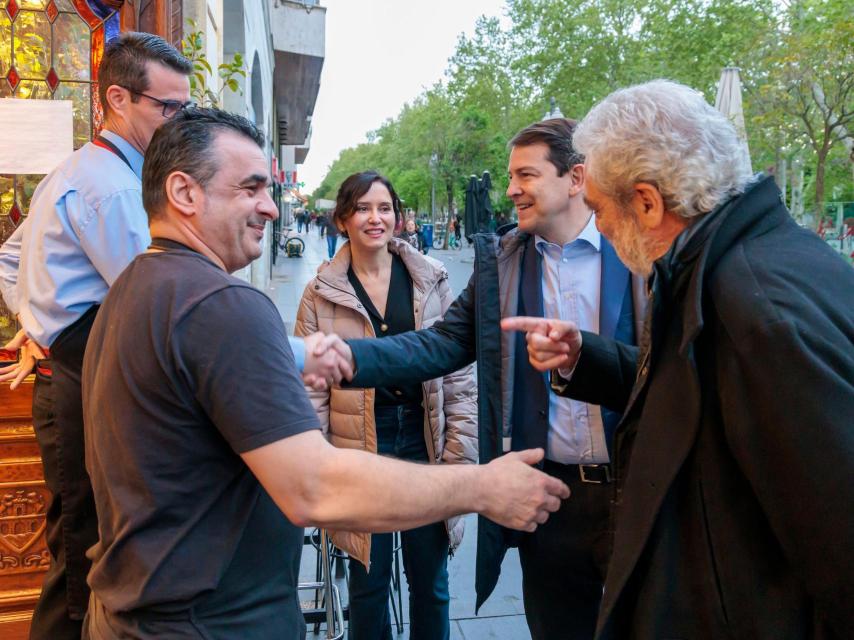Isabel Díaz Ayuso, Alfonso Fernández Mañueco y Miguel Ángel Rodríguez hablan con dos hosteleros de Valladolid