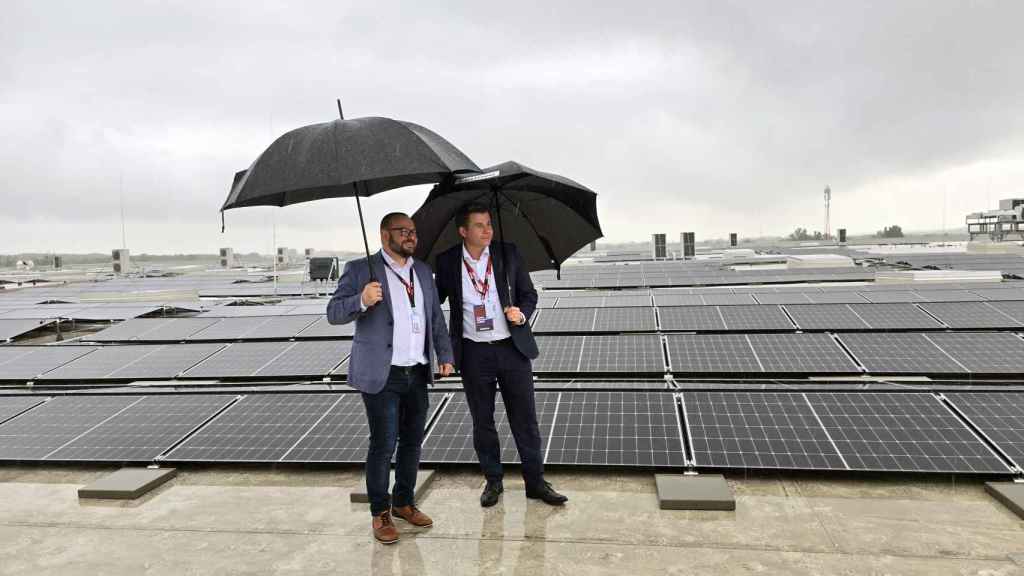 Szabolcs Zoloyomi y Stefen Larson en la planta solar del tejado.