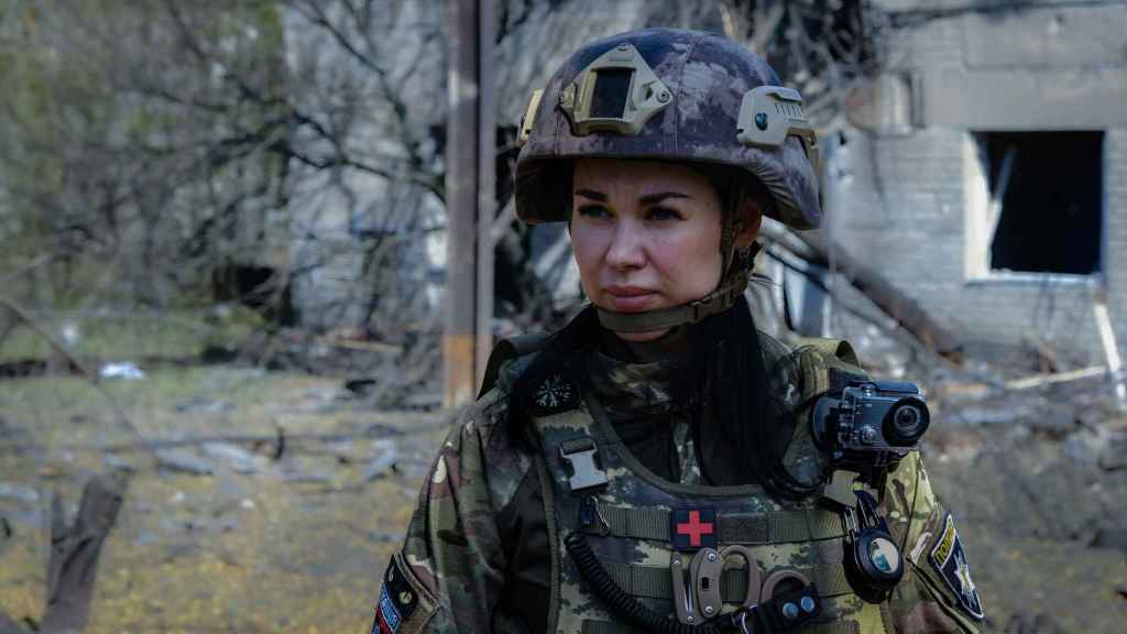 Irina, una de las integrantes de la unidad de policías paramédicos que trabaja en el norte de Donetsk.