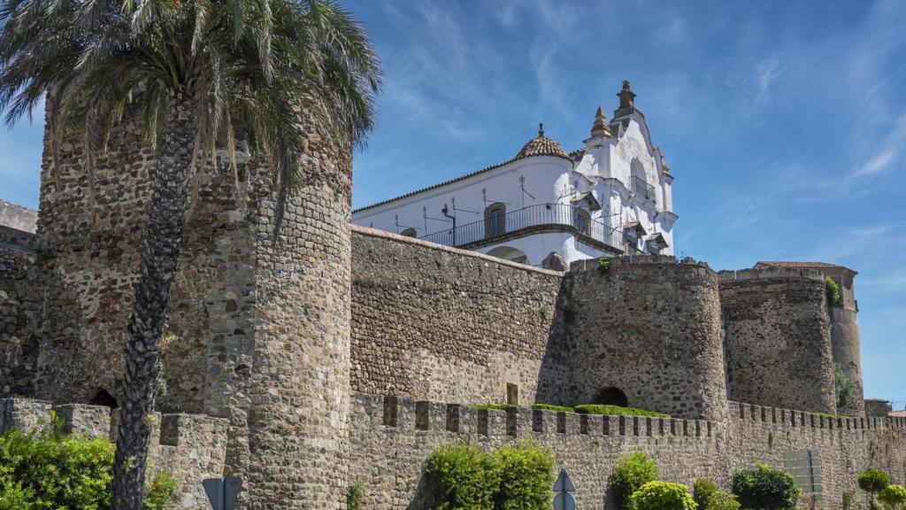 Muralla medieval y palacio del obispado en Plasencia, Cáceres.
