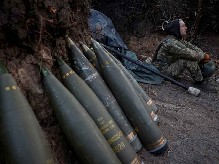 Un artillero ucraniano y un obús M777, en el campo de batalla de Donetsk.