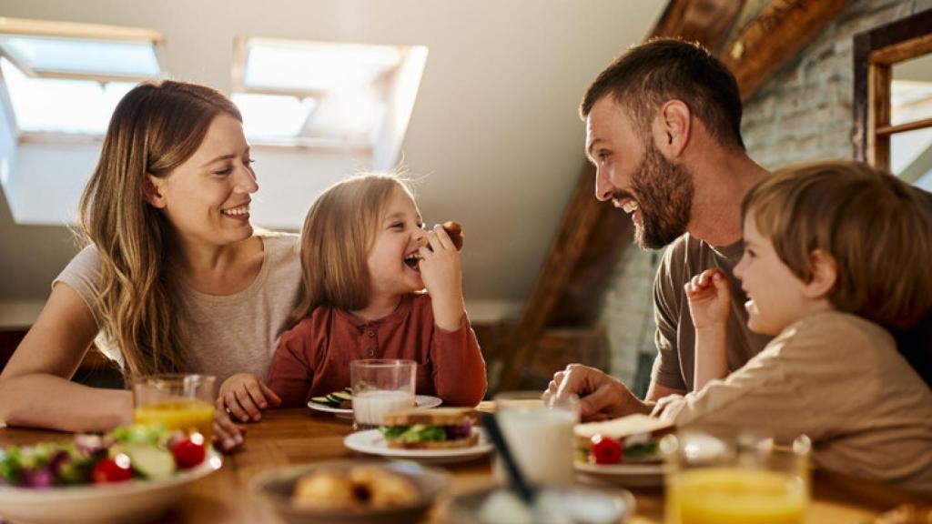 Familia desayunando.