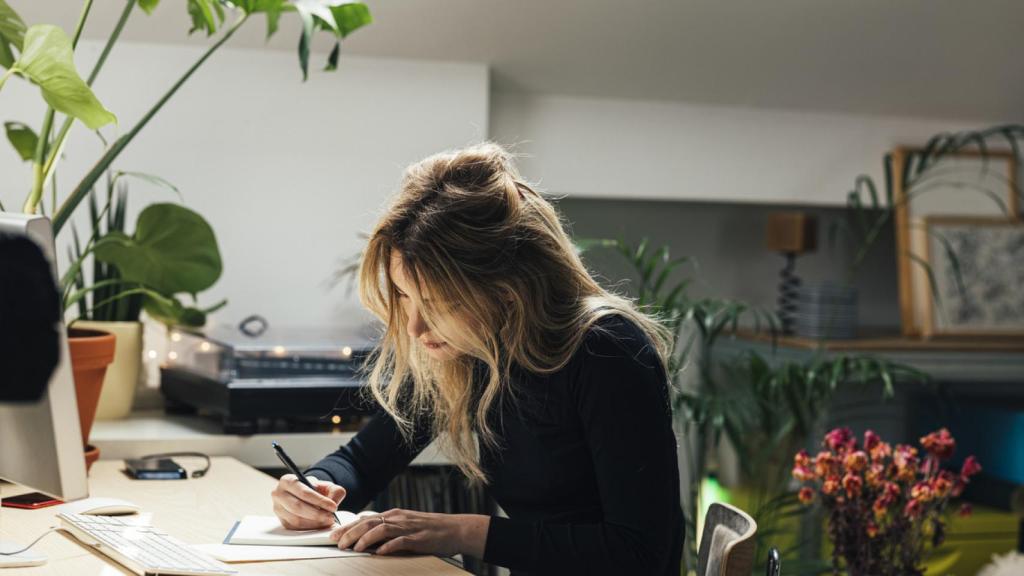 Mujer escribiendo una carta.