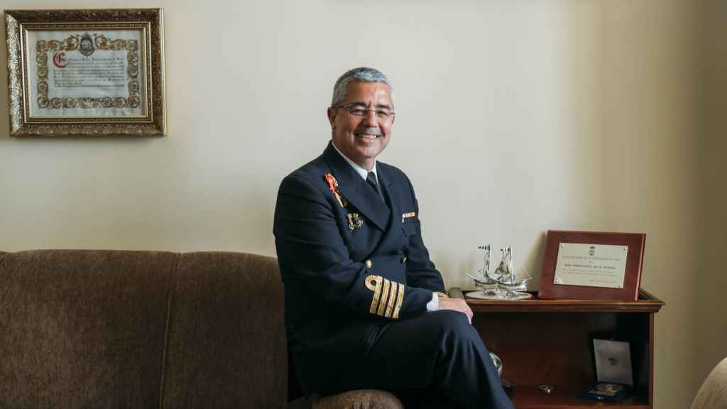 El capitán de navío Pazos, director del Real Observatorio de la Armada, durante la entrevista con EL ESPAÑOL | Porfolio.