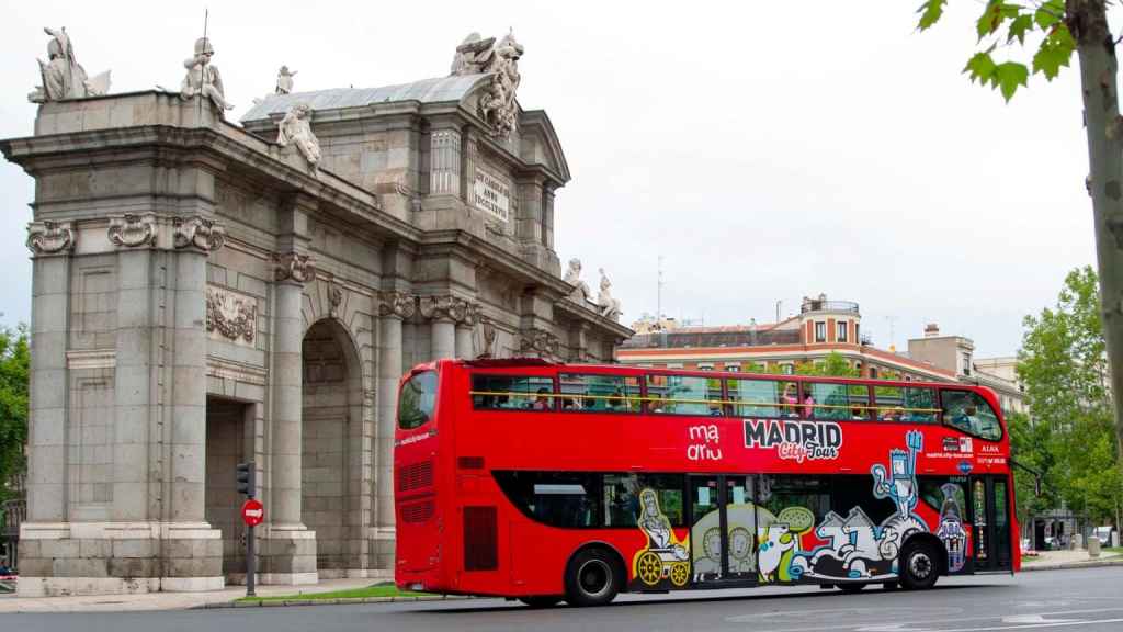 Imagen de un autobús turístico en Madrid.