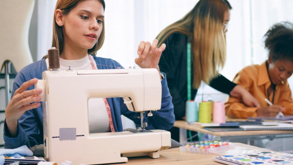 Mujeres cosiendo.