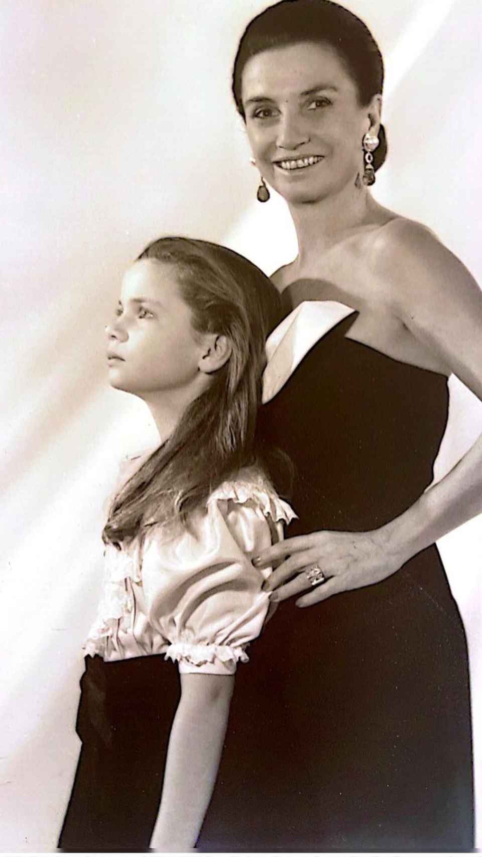Alejandra junto a su madre, Charo Palacios, en una imagen en blanco y negro.