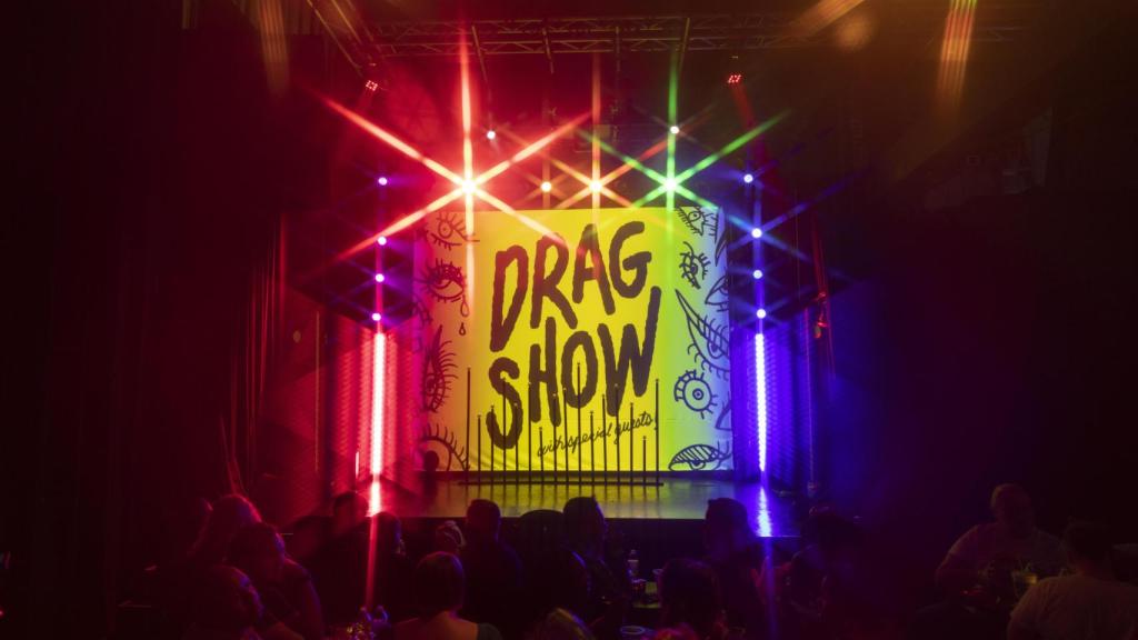 Uno de los shows drag en 'We're Here'