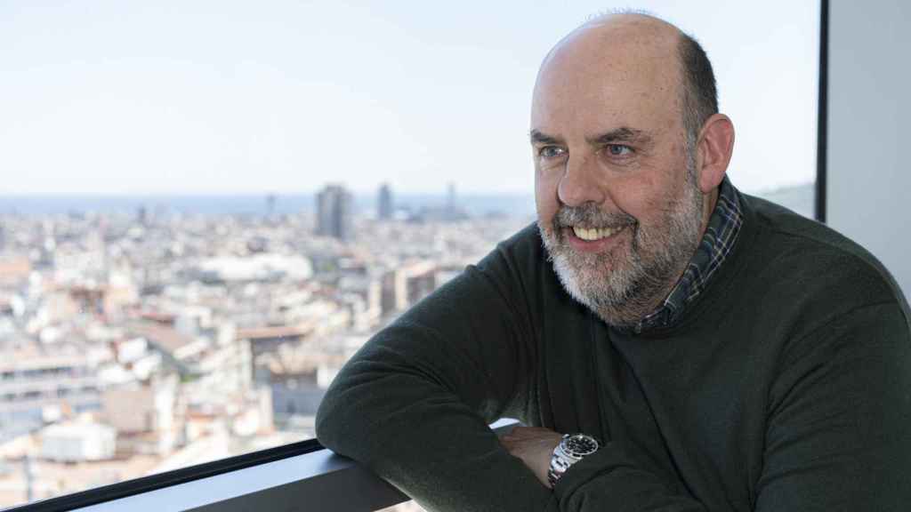 Jordi Basté, con una vista panorámica de Barcelona al fondo.