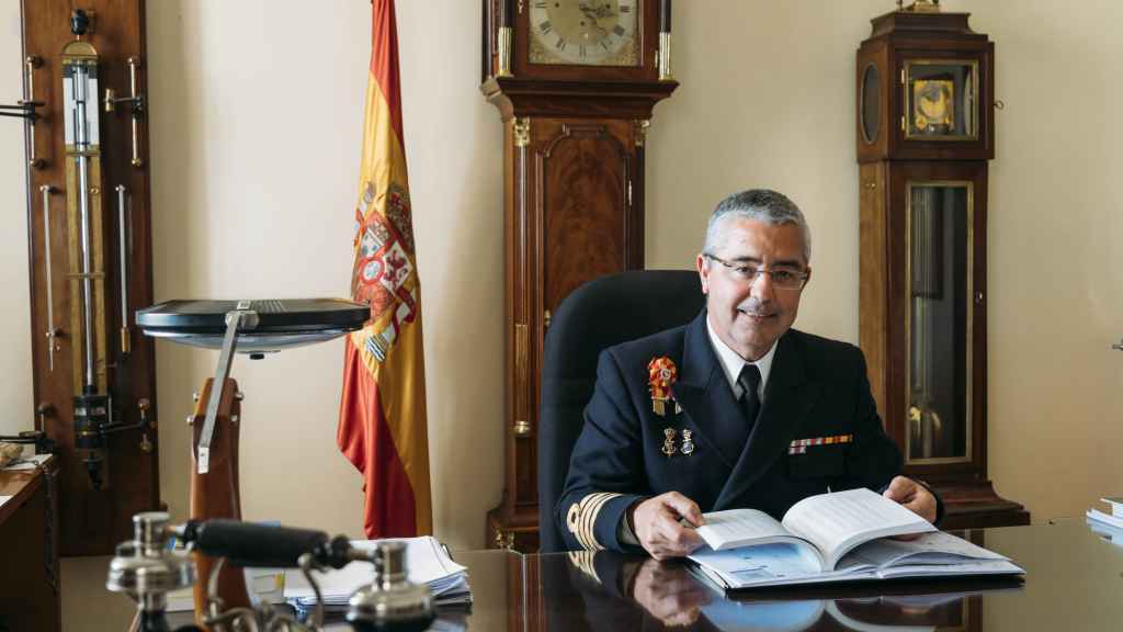 El capitán de navío Antonio Pazos García en su despacho en el Real Observatorio de la Armada.
