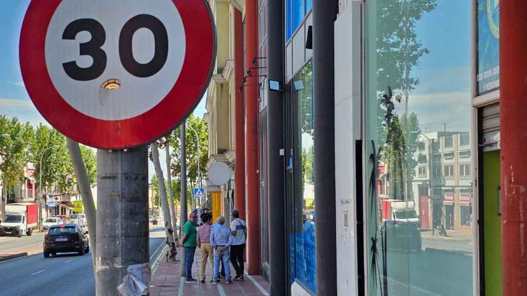 La puerta de la sede del PSOE en Dos Hermanas.