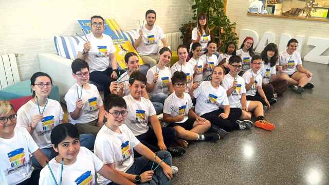 Los alumnos del Colegio de Hurchillo de Orihuela con los lápices para la paz.