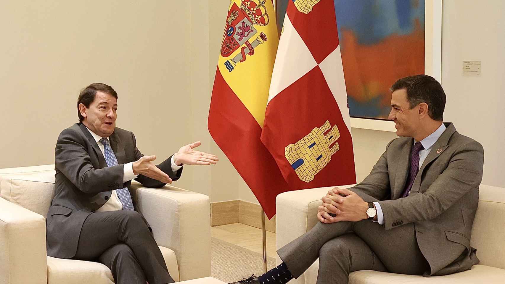 El presidente del Gobierno, Pedro Sánchez,  en un encuentro con el presidente de la Junta, Alfonso Fernández Mañueco