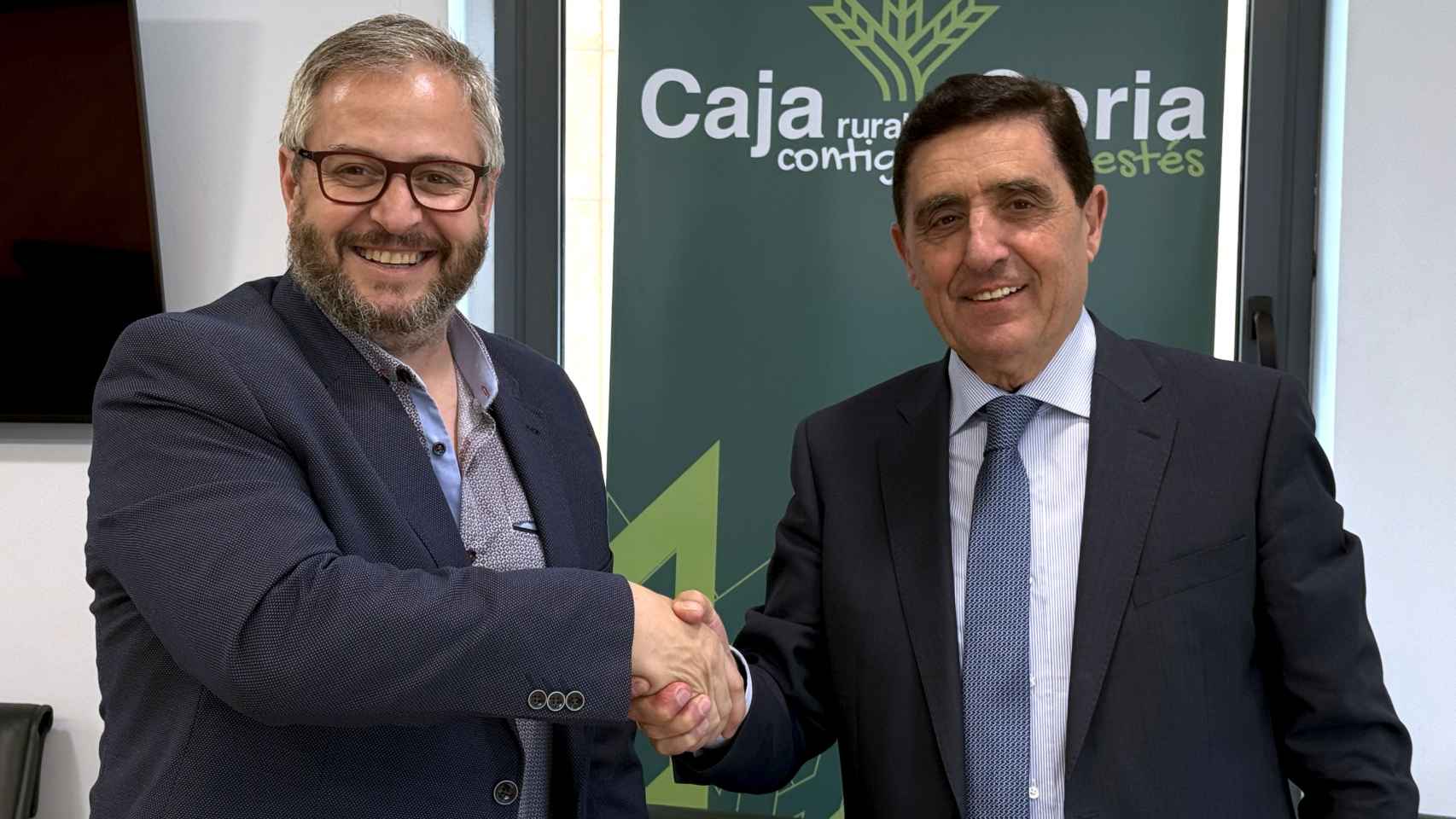 Renovación del convenio entre Caja Rural de Soria y el Club Voleibol Río Duero.