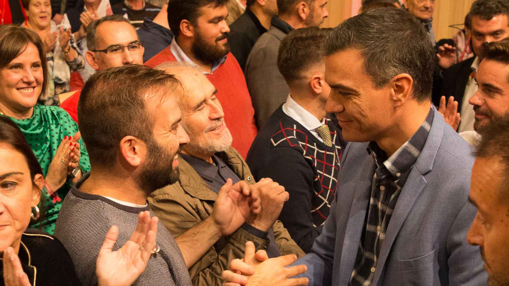 Pedro Sánchez saluda a Demetrio Madrid y David Gago en un acto electoral en Zamora