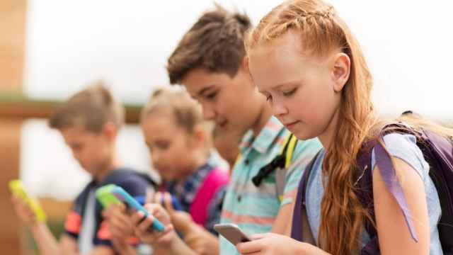 Niños utilizando el 'smartphone' en el colegio.