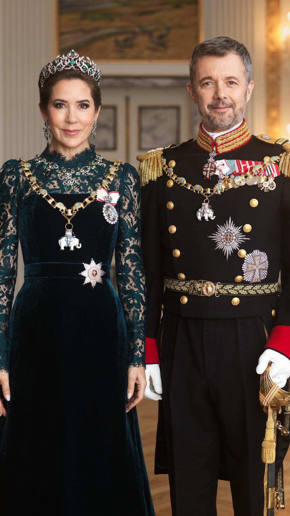 El primer retrato oficial de Fedorico y Mary como Reyes de Dinamarca, publicado este 25 de abril.