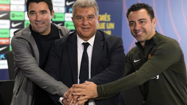 El presidente del FC Barcelona, Joan Laporta, el técnico Xavi Hernández (d), y el director deportivo Anderson Luis de Souza 'Deco' (i), antes de la rueda de prensa.