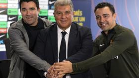El presidente del FC Barcelona, Joan Laporta, el técnico Xavi Hernández (d), y el director deportivo Anderson Luis de Souza 'Deco' (i), antes de la rueda de prensa.