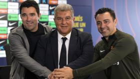 El presidente del FC Barcelona, Joan Laporta, el técnico Xavi Hernández (d), y el director deportivo Anderson Luis de Souza 'Deco' (i), antes de la rueda de prensa.