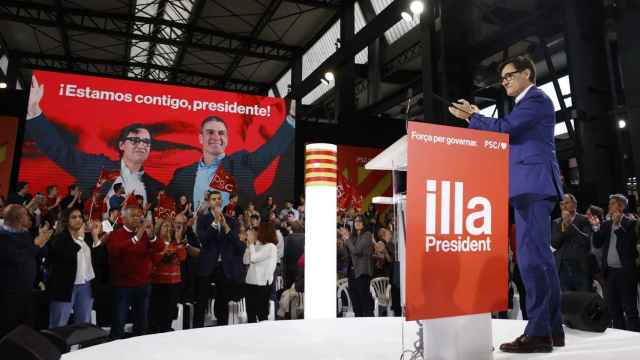 Una imagen de Salvador Illa y Pedro Sánchez, en el mitin de inicio de campaña del PSC celebrado este jueves en Sabadell.