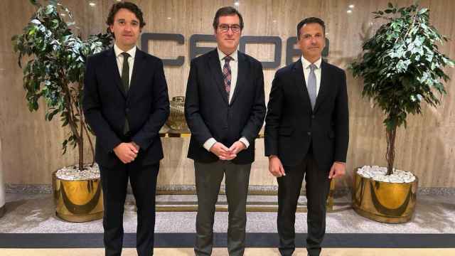 Pablo Crespo, secretario general de Fenin; Antonio Garamendi, presidente de CEOE; y Jorge Huertas, presidente de Fenin.