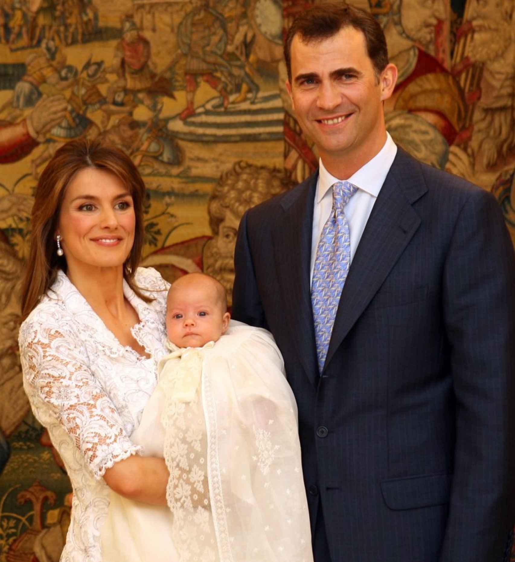 Los entonces príncipes Felipe y Letizia, con Sofía en brazos.